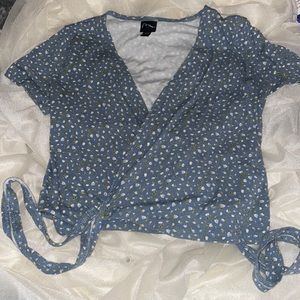 Size medium but wraps around so would fit small as well!